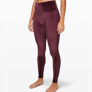 69. Lululemon Wunder Lounge High-Rise
Tight 28" *Velvet
Garnet
Size 2